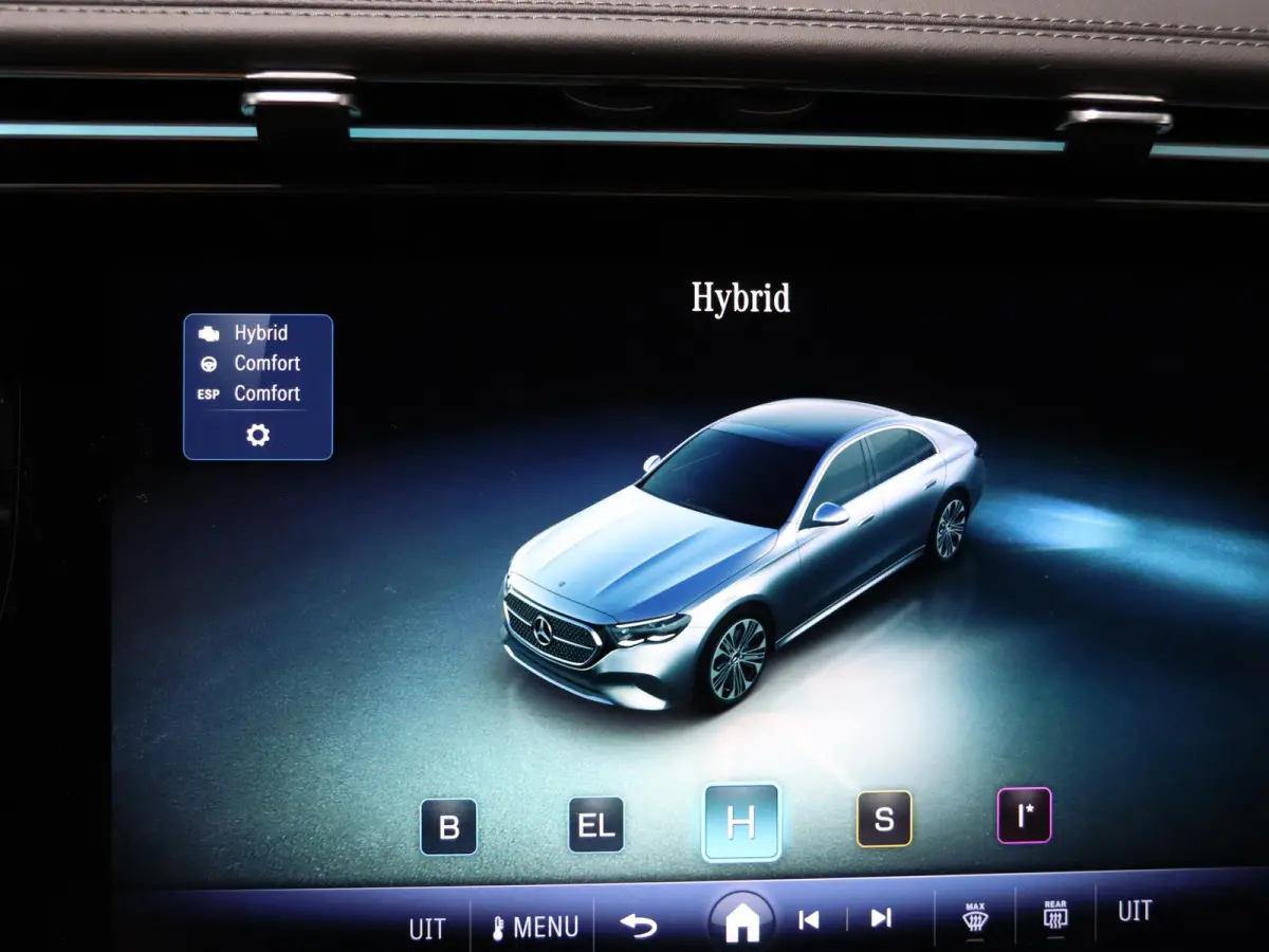 300e Sport Edition | Panoramaschuifdak | Premium plus | Superscreen | Nightpakket | Burmester | Stoelventilatie | Rijassistentiepakket Plus | Head-up display | DISTRONIC |