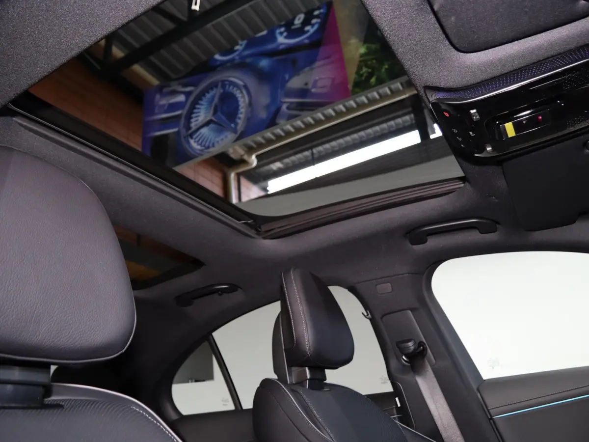 300e Sport Edition | Panoramaschuifdak | Premium plus | Superscreen | Nightpakket | Burmester | Stoelventilatie | Rijassistentiepakket Plus | Head-up display | DISTRONIC |