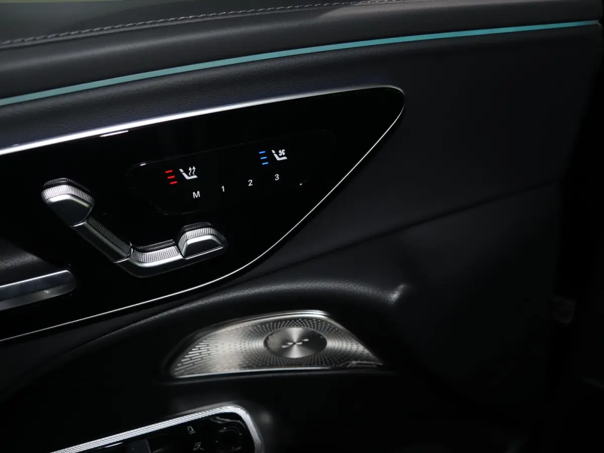 300e Sport Edition | Panoramaschuifdak | Premium plus | Superscreen | Nightpakket | Burmester | Stoelventilatie | Rijassistentiepakket Plus | Head-up display | DISTRONIC |