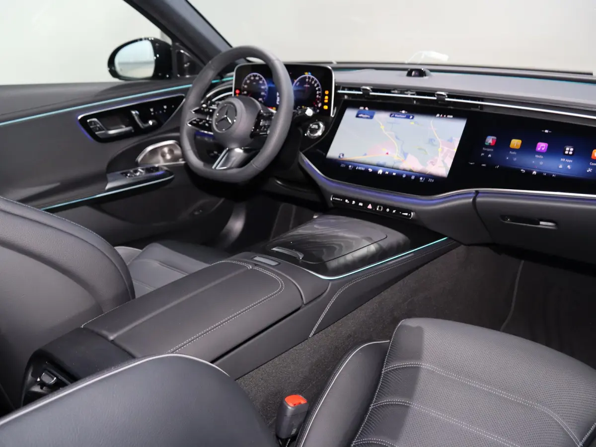 300e Sport Edition | Panoramaschuifdak | Premium plus | Superscreen | Nightpakket | Burmester | Stoelventilatie | Rijassistentiepakket Plus | Head-up display | DISTRONIC |