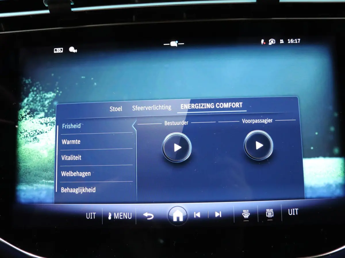 300e Sport Edition | Panoramaschuifdak | Premium plus | Superscreen | Nightpakket | Burmester | Stoelventilatie | Rijassistentiepakket Plus | Head-up display | DISTRONIC |