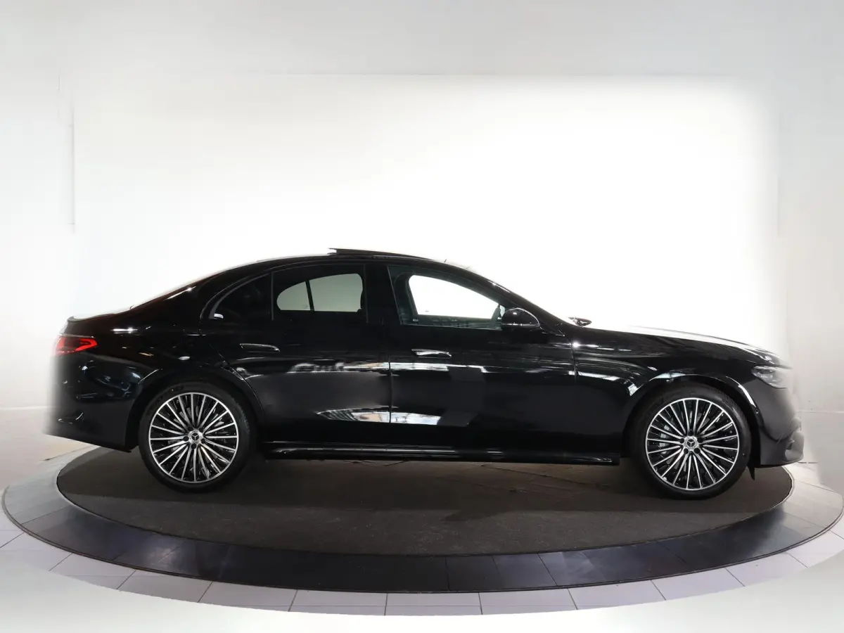 300e Sport Edition | Panoramaschuifdak | Premium plus | Superscreen | Nightpakket | Burmester | Stoelventilatie | Rijassistentiepakket Plus | Head-up display | DISTRONIC |