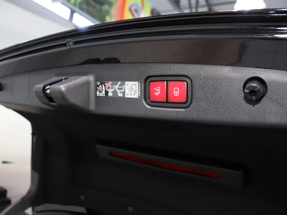 300e Sport Edition | Panoramaschuifdak | Premium plus | Superscreen | Nightpakket | Burmester | Stoelventilatie | Rijassistentiepakket Plus | Head-up display | DISTRONIC |