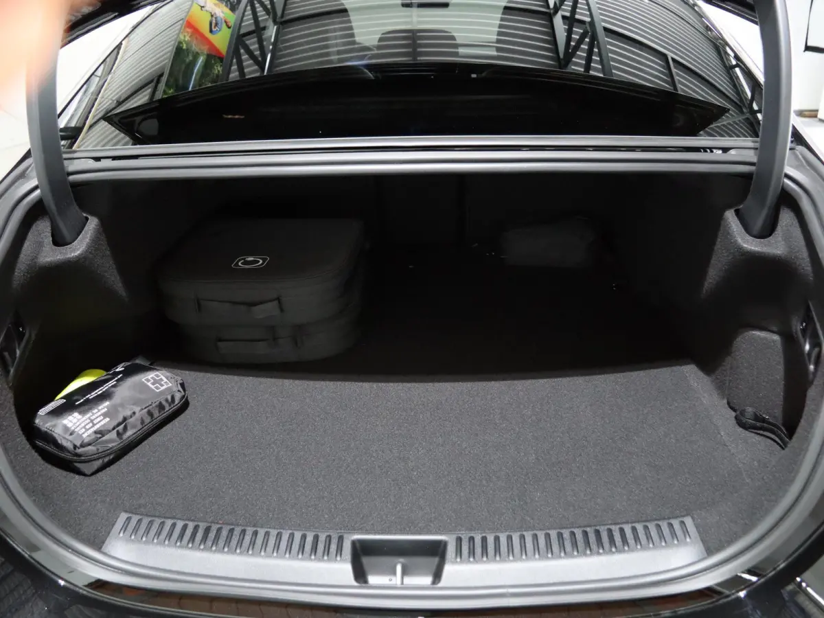 300e Sport Edition | Panoramaschuifdak | Premium Plus | Rijassistentiepakket Plus | Nightpakket | Leder pakket | Burmester | Head-up display | 360° camera | DISTRONIC |