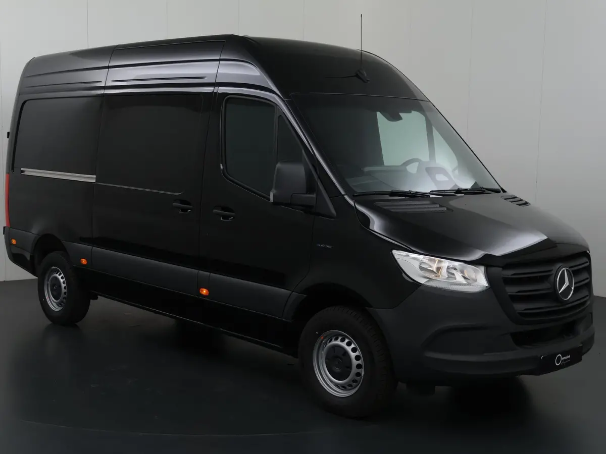 414 GB L2 H2 PRO | 81 kWh | 4250 GVW | 2000 KG Trekhaak | Cruise-Controle | MBUX | Achteruitrijcamera | DC laden 115 kW |  Smartphone integratie pakket |