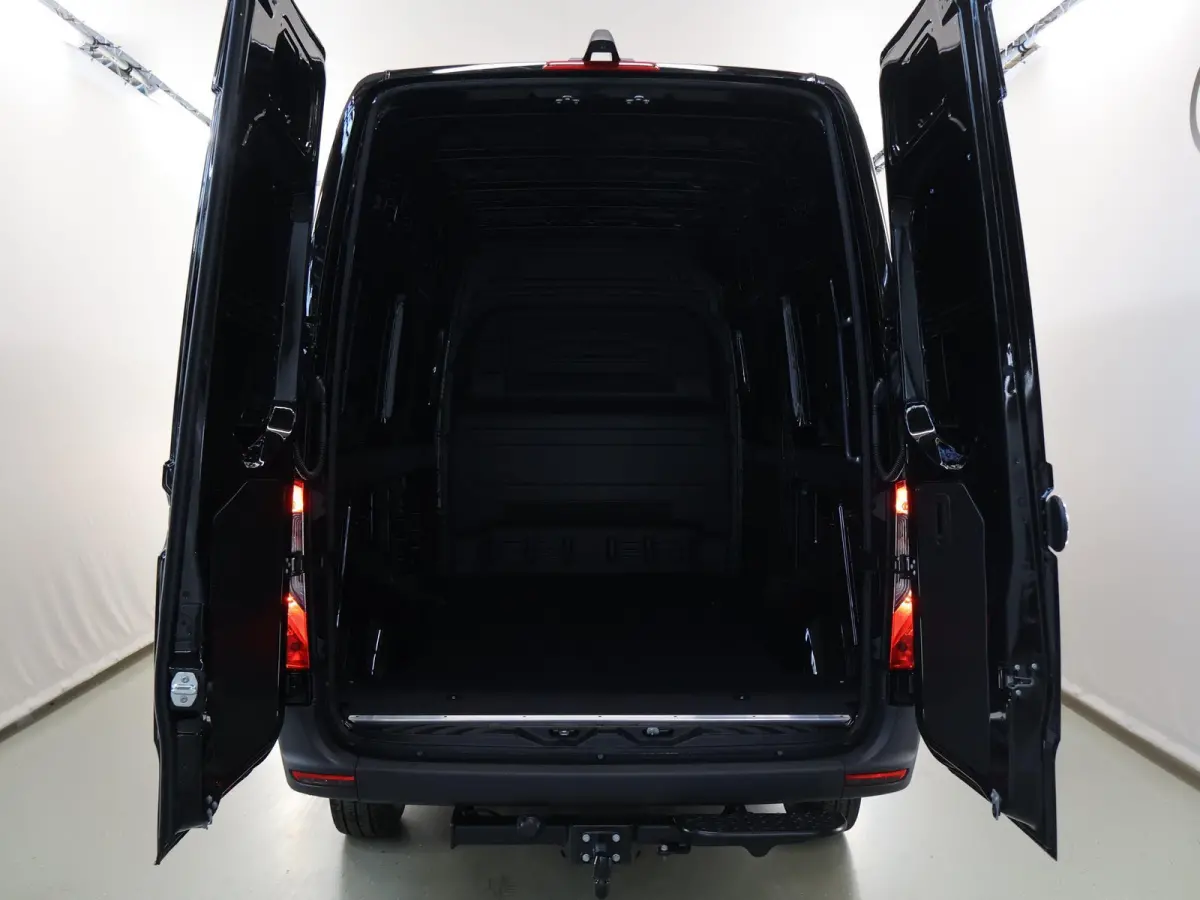 414 GB L2 H2 PRO | 81 kWh | 4250 GVW | 2000 KG Trekhaak | Cruise-Controle | MBUX | Achteruitrijcamera | DC laden 115 kW |  Smartphone integratie pakket |