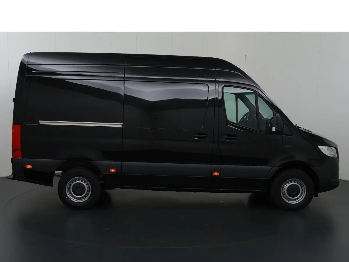 414 GB L2 H2 PRO | 81 kWh | 4250 GVW | 2000 KG Trekhaak | Cruise-Controle | MBUX | Achteruitrijcamera | DC laden 115 kW |  Smartphone integratie pakket |