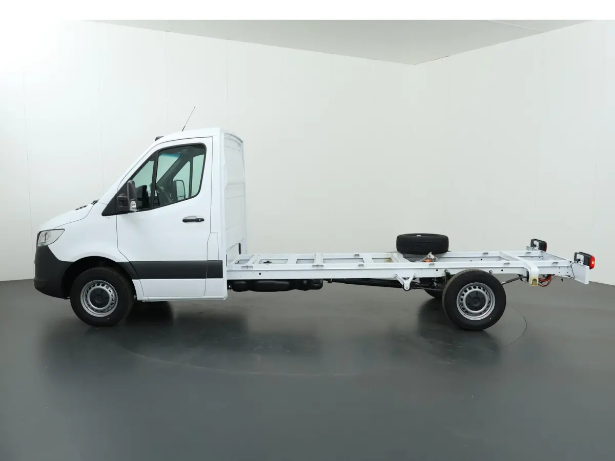 315 CDI | Aut. | Chassis | L3 | 3500 KG. AHW | Airco | Cruise Control | MBUX Navigatie | Apple Carplay/Android Auto | Lane-Assist | Vierseizoenenbanden | Comfort Bestuurdersstoel | 3500 KG. 