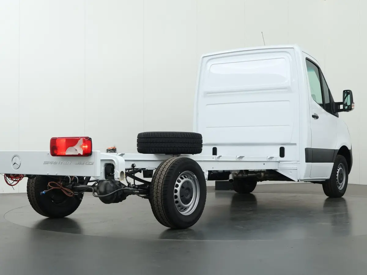 315 CDI | Aut. | Chassis | L3 | 3500 KG. AHW | Airco | Cruise Control | MBUX Navigatie | Apple Carplay/Android Auto | Lane-Assist | Vierseizoenenbanden | Comfort Bestuurdersstoel | 3500 KG. 