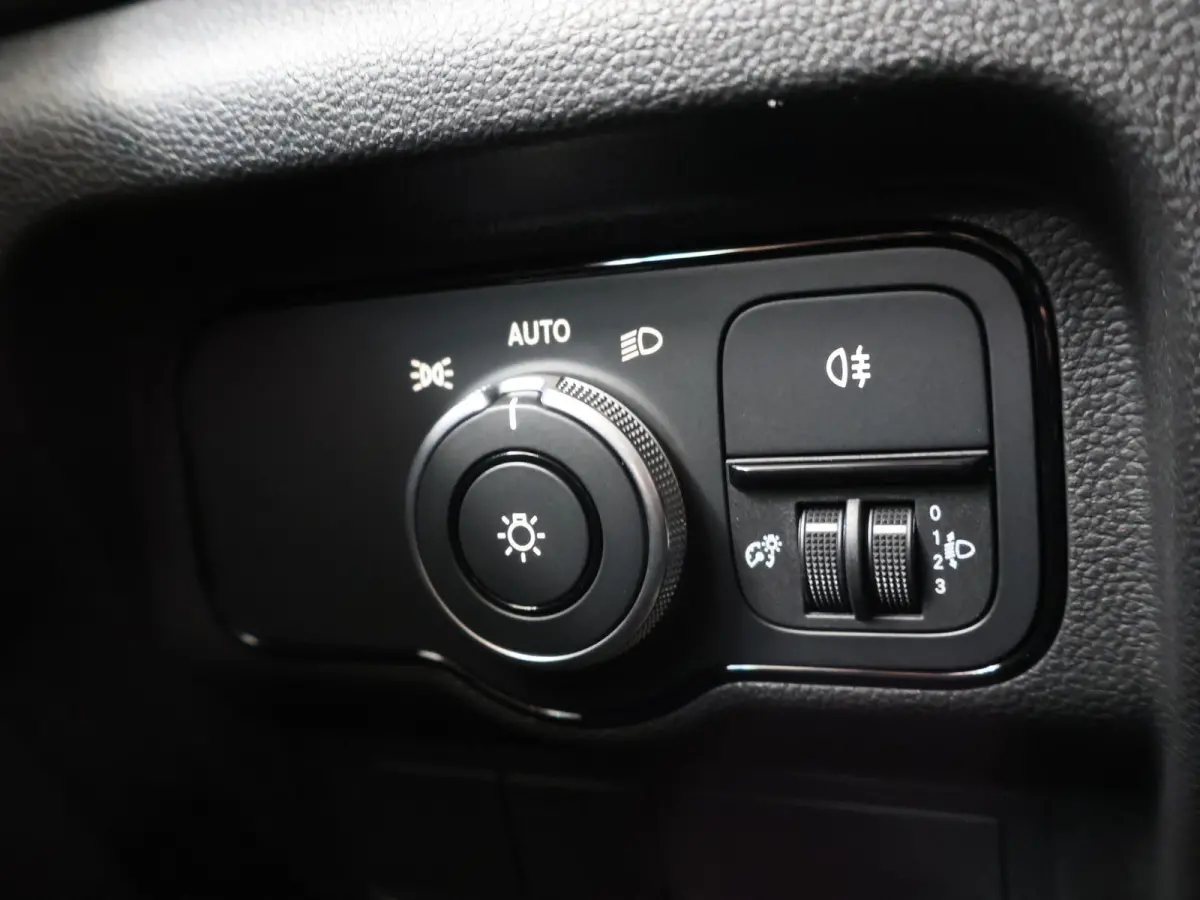108 CDI L1 Base | Achteruitrijcamera | All Seasons | Airconditioning | Achterdeuren | Multifunctioneel stuurwiel |