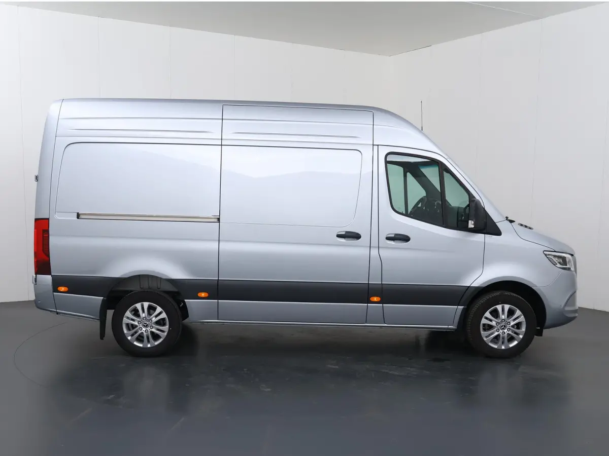 319 CDI | Aut. | L2 H2 | Select | LED Koplampen | 3-zits | Achteruitrijcamera | Navigatie | Apple Carplay/Android Auto | 3500 KG. AHW | Distronic Plus | LM Velgen | Certified