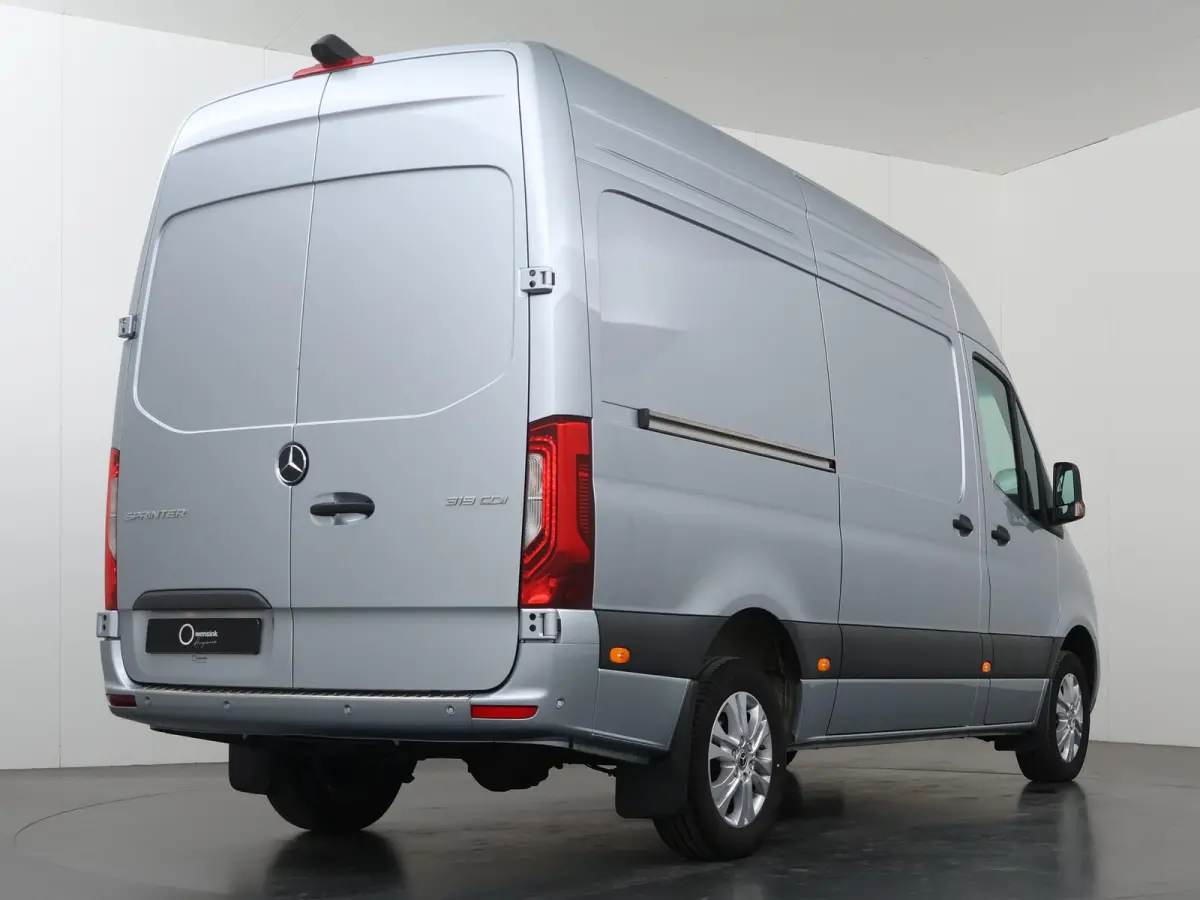 319 CDI | Aut. | L2 H2 | Select | LED Koplampen | 3-zits | Achteruitrijcamera | Navigatie | Apple Carplay/Android Auto | 3500 KG. AHW | Distronic Plus | LM Velgen | Certified