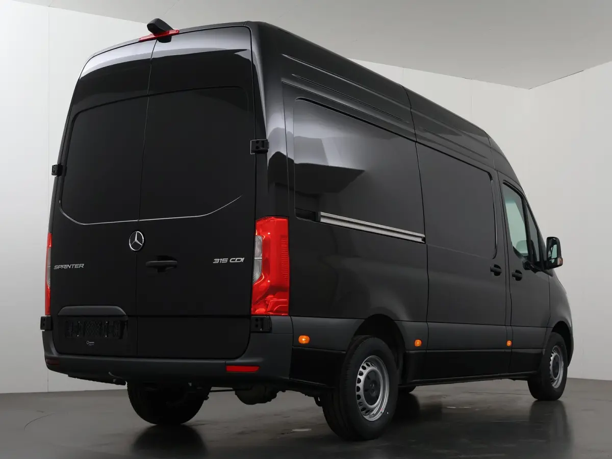 315 CDI | L2 H2 | RWD | Aut. | PRO | BPM VRIJ! | ACHTERUITRIJCAMERA | 3500 KG AHW | DODEHOEKASSISTENT | AIRCO | CRUISE | CARPLAY | ANDROID AUTO | METALLIC | 3-ZITS | MBUX SYSTEEM GROOT