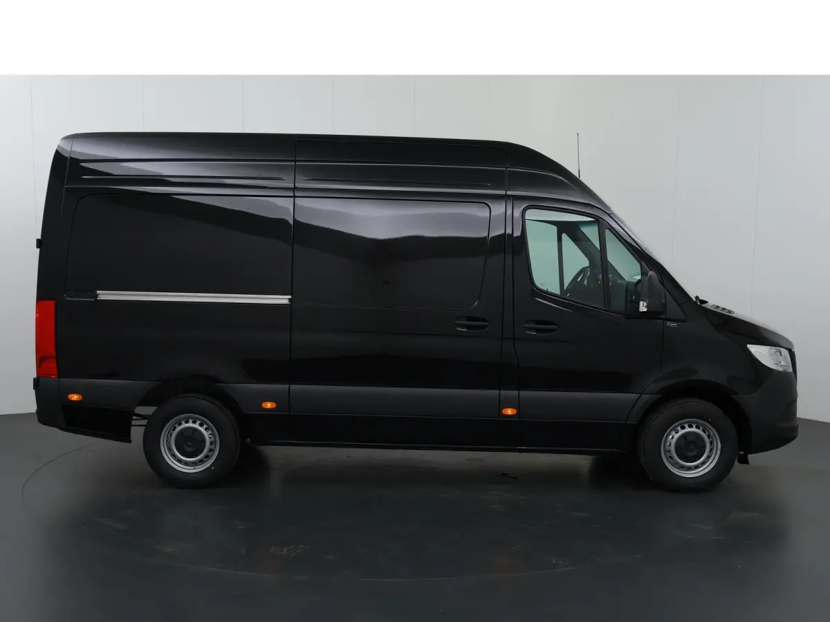 315 CDI | L2 H2 | RWD | Aut. | PRO | BPM VRIJ! | ACHTERUITRIJCAMERA | 3500 KG AHW | DODEHOEKASSISTENT | AIRCO | CRUISE | CARPLAY | ANDROID AUTO | METALLIC | 3-ZITS | MBUX SYSTEEM GROOT