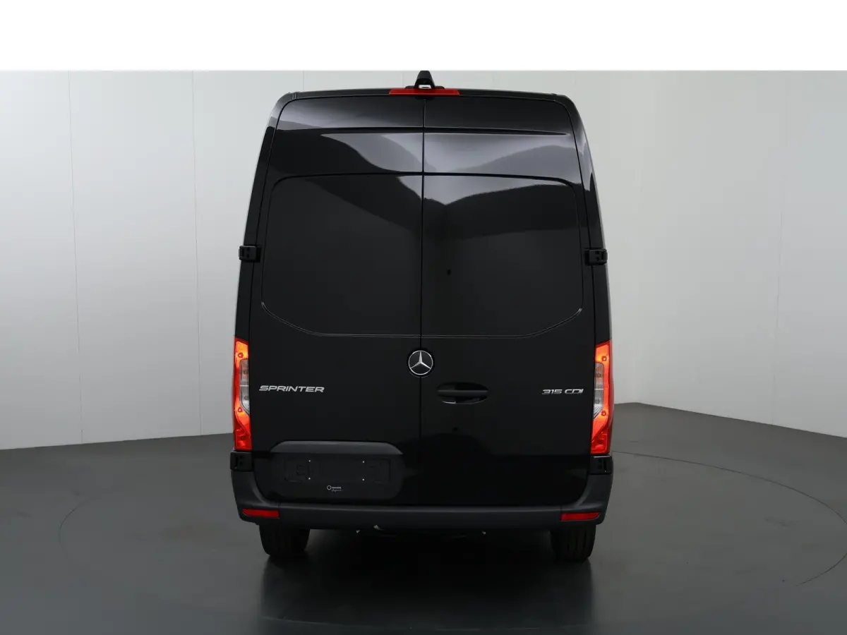 315 CDI | L2 H2 | RWD | Aut. | PRO | BPM VRIJ! | ACHTERUITRIJCAMERA | 3500 KG AHW | DODEHOEKASSISTENT | AIRCO | CRUISE | CARPLAY | ANDROID AUTO | METALLIC | 3-ZITS | MBUX SYSTEEM GROOT