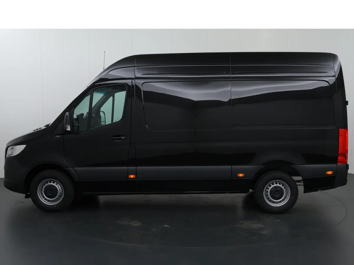 315 CDI | L2 H2 | RWD | Aut. | PRO | BPM VRIJ! | ACHTERUITRIJCAMERA | 3500 KG AHW | DODEHOEKASSISTENT | AIRCO | CRUISE | CARPLAY | ANDROID AUTO | METALLIC | 3-ZITS | MBUX SYSTEEM GROOT