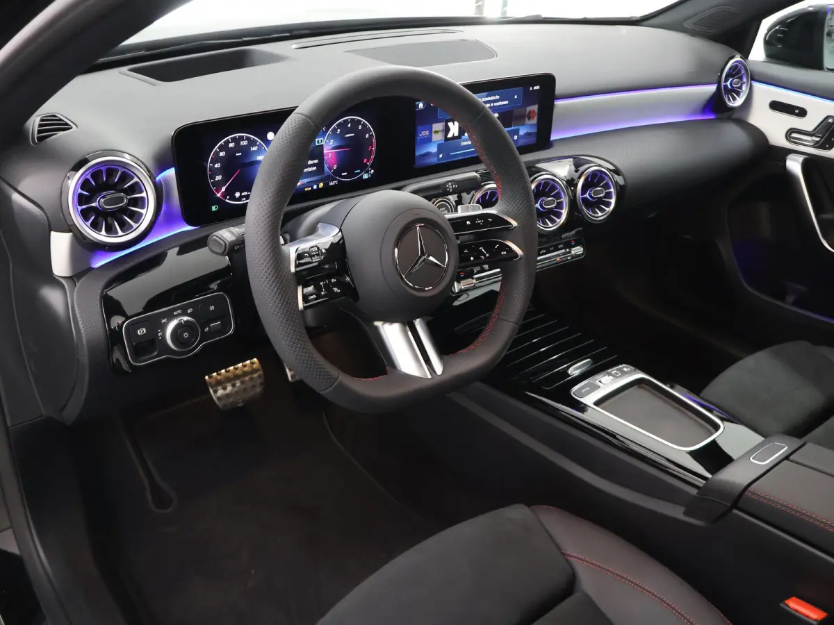180 Business Solution AMG | Panoramaschuifdak | Premium Plus | Nightpakket | 19"Multispaak AMG velgen | Stoelverwarming |  360° camera | Head-up display |