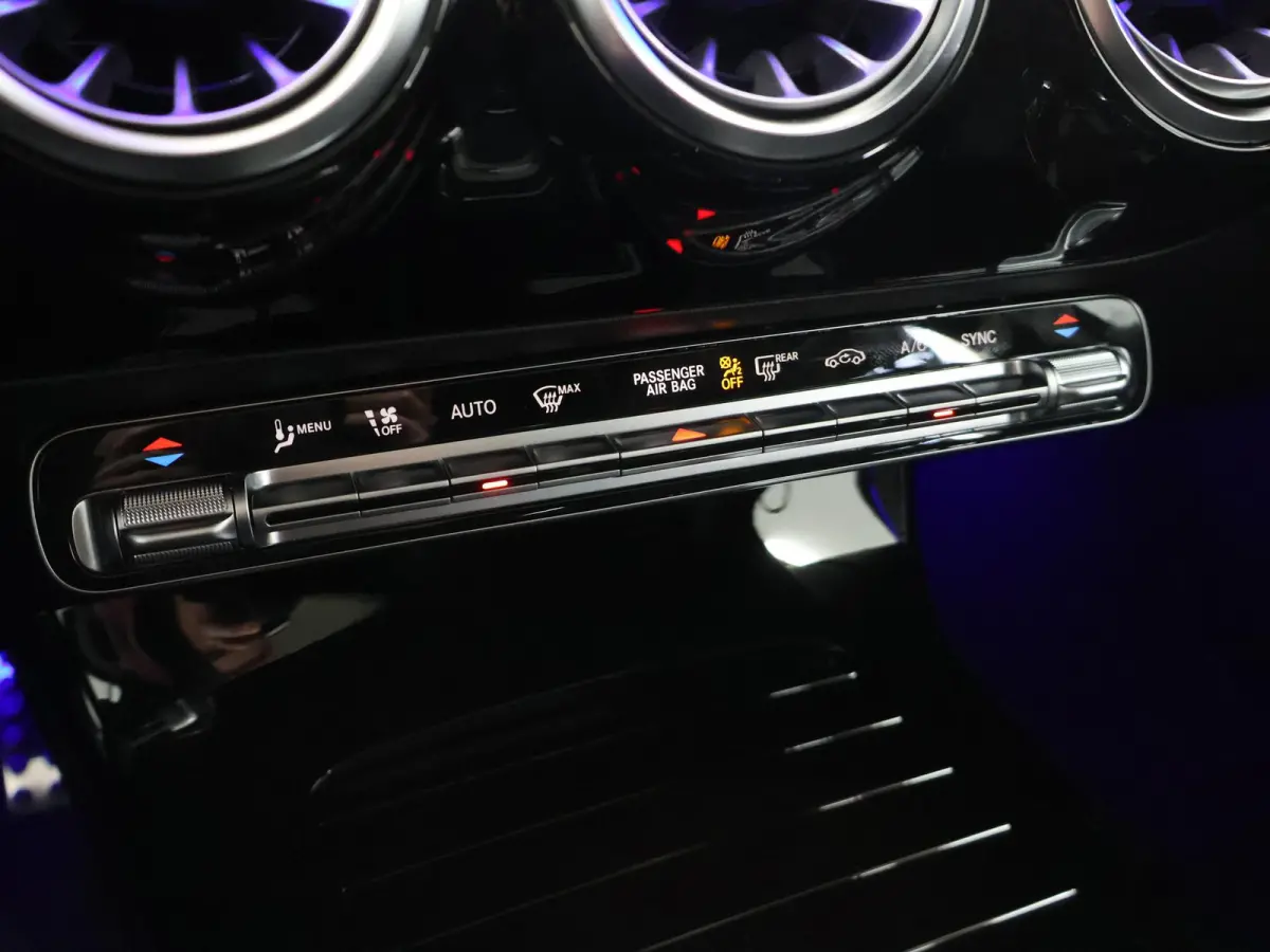 180 Business Solution AMG | Panoramaschuifdak | Premium Plus | Nightpakket | 19"Multispaak AMG velgen | Stoelverwarming |  360° camera | Head-up display |
