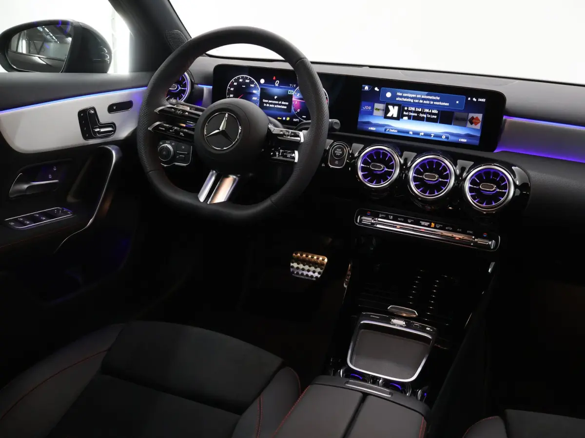180 Business Solution AMG | Panoramaschuifdak | Premium Plus | Nightpakket | 19"Multispaak AMG velgen | Stoelverwarming |  360° camera | Head-up display |