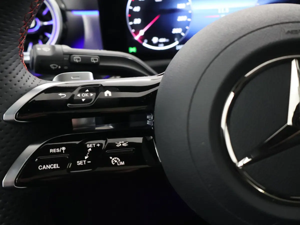 180 Business Solution AMG | Panoramaschuifdak | Premium Plus | Nightpakket | 19"Multispaak AMG velgen | Stoelverwarming |  360° camera | Head-up display |
