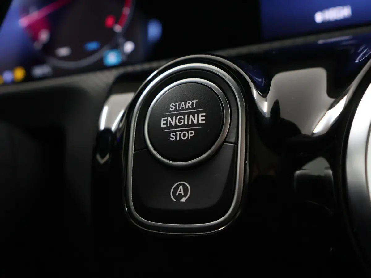 180 Business Solution AMG | Panoramaschuifdak | Premium Plus | Nightpakket | 19"Multispaak AMG velgen | Stoelverwarming |  360° camera | Head-up display |