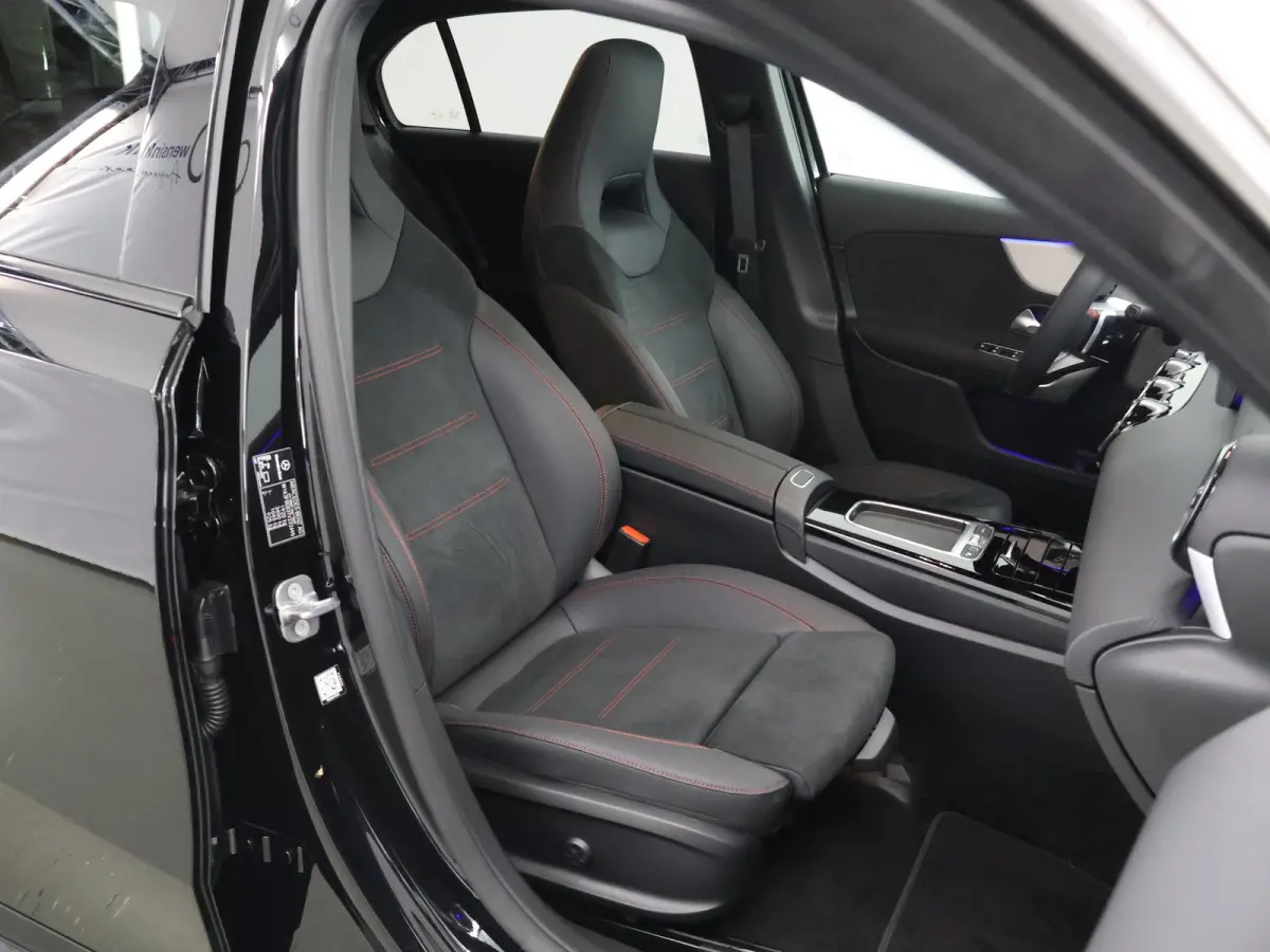 180 Business Solution AMG | Panoramaschuifdak | Premium Plus | Nightpakket | 19"Multispaak AMG velgen | Stoelverwarming |  360° camera | Head-up display |