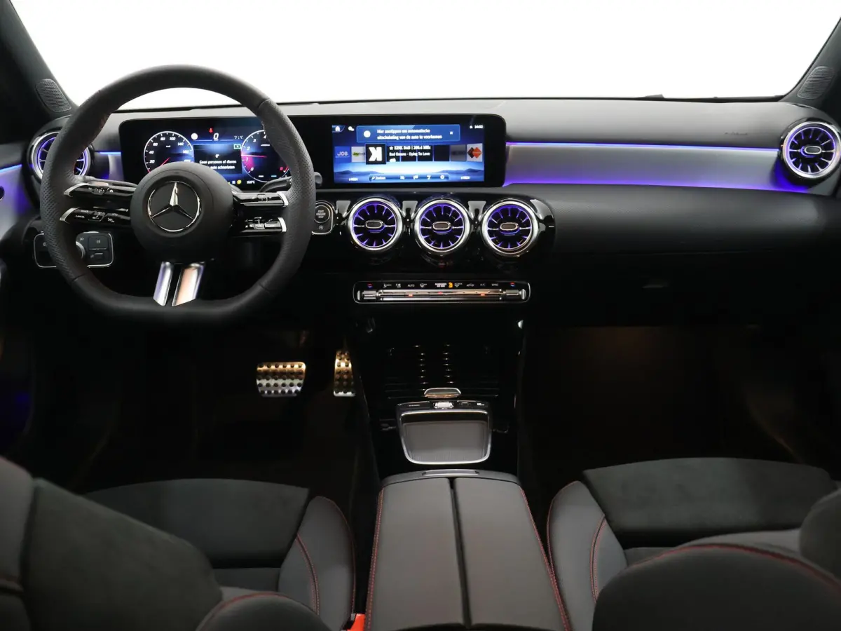 180 Business Solution AMG | Panoramaschuifdak | Premium Plus | Nightpakket | 19"Multispaak AMG velgen | Stoelverwarming |  360° camera | Head-up display |