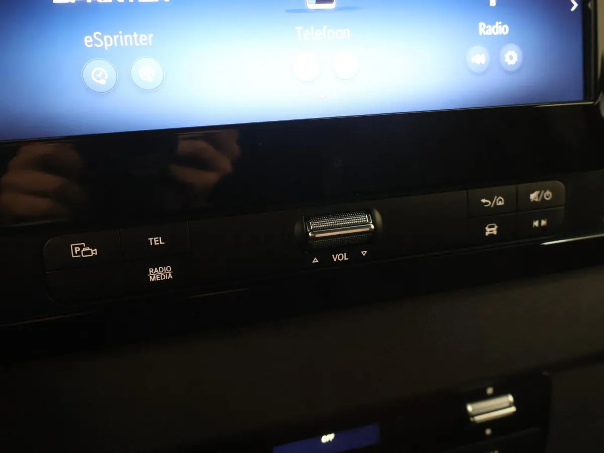 414 GB L2 H2 PRO | 81 kWh | 4250 GVW | 2000 KG Trekhaak | Cruise-Controle | MBUX | Achteruitrijcamera | DC laden 115 kW |  Smartphone integratie pakket |
