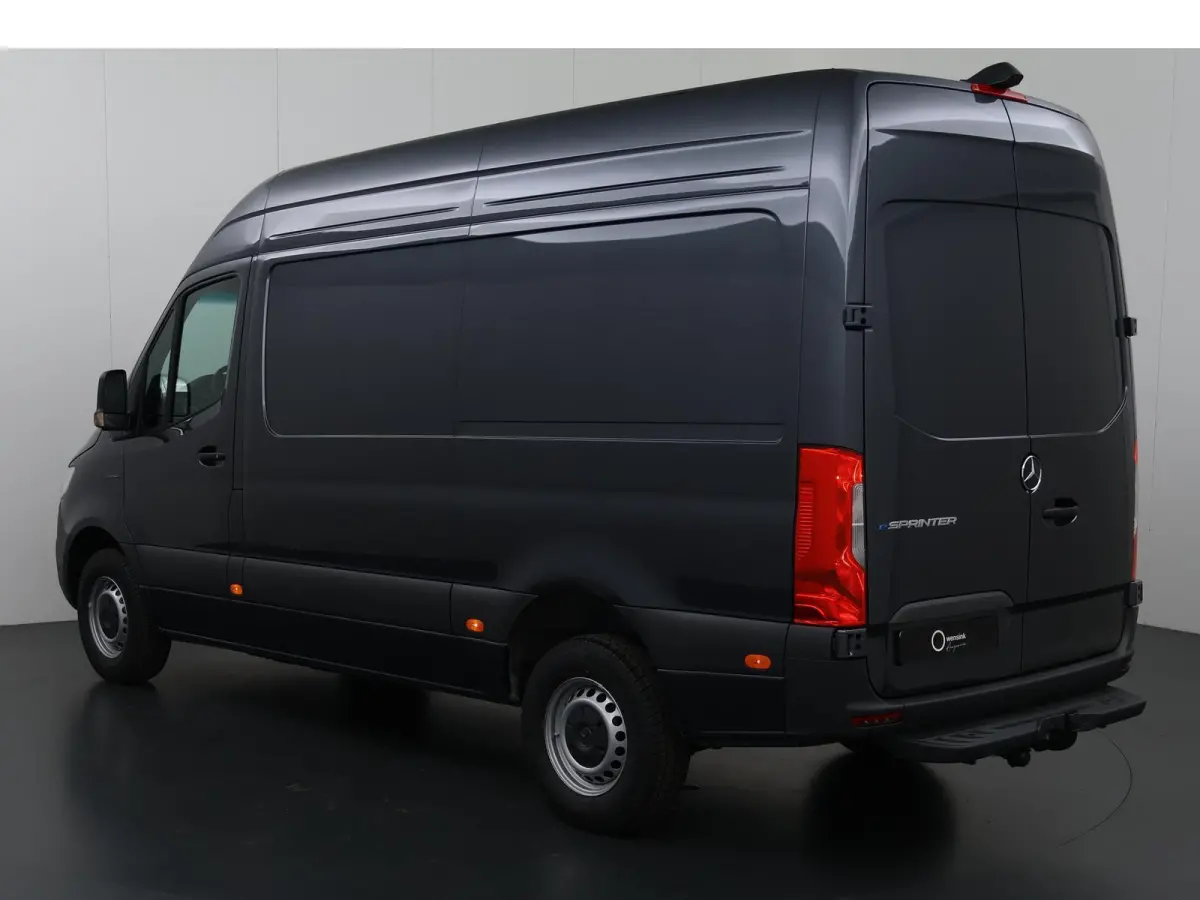 414 GB L2 H2 PRO | 81 kWh | 4250 GVW | 2000 KG Trekhaak | Cruise-Controle | MBUX | Achteruitrijcamera | DC laden 115 kW |  Smartphone integratie pakket |