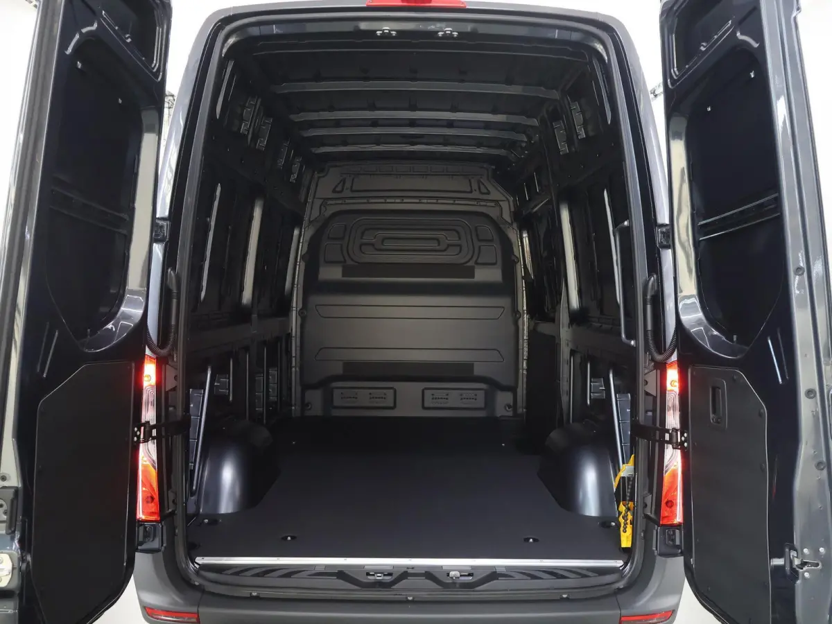 414 GB L2 H2 PRO | 81 kWh | 4250 GVW | 2000 KG Trekhaak | Cruise-Controle | MBUX | Achteruitrijcamera | DC laden 115 kW |  Smartphone integratie pakket |