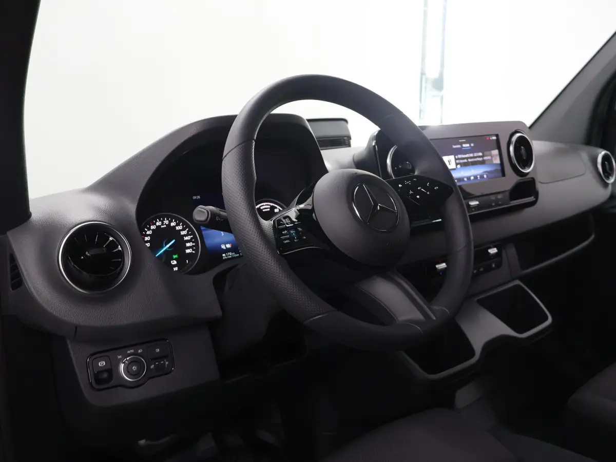 414 GB L2 H2 PRO | 81 kWh | 4250 GVW | 2000 KG Trekhaak | Cruise-Controle | MBUX | Achteruitrijcamera | DC laden 115 kW |  Smartphone integratie pakket |