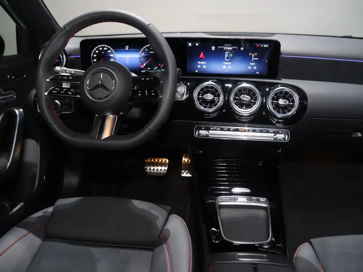 180 Business Solution AMG | Panoramaschuifdak | Premium plus | Head-Up | Stoelverwarming | Achteruitrijcamera |  MULTIBEAM LED |