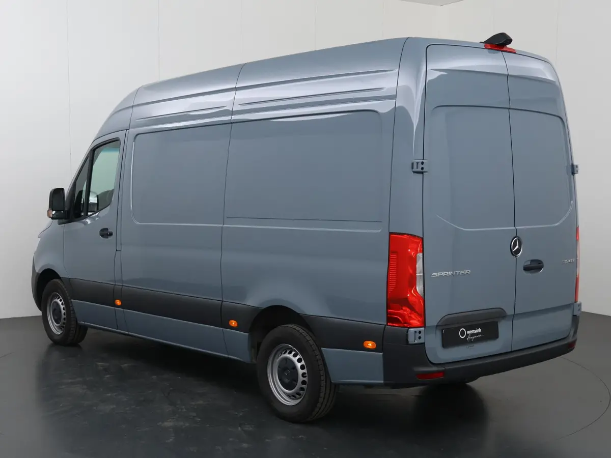 317 CDI | Aut. | L2 H2 | Pro | | Achteruitrijcamera | Verwarmde Comfortstoel Bestuurder met Bijrijdersbank | Airco | Apple Carplay/Android Auto | 3500 KG AHW Voorbereiding | Certified |