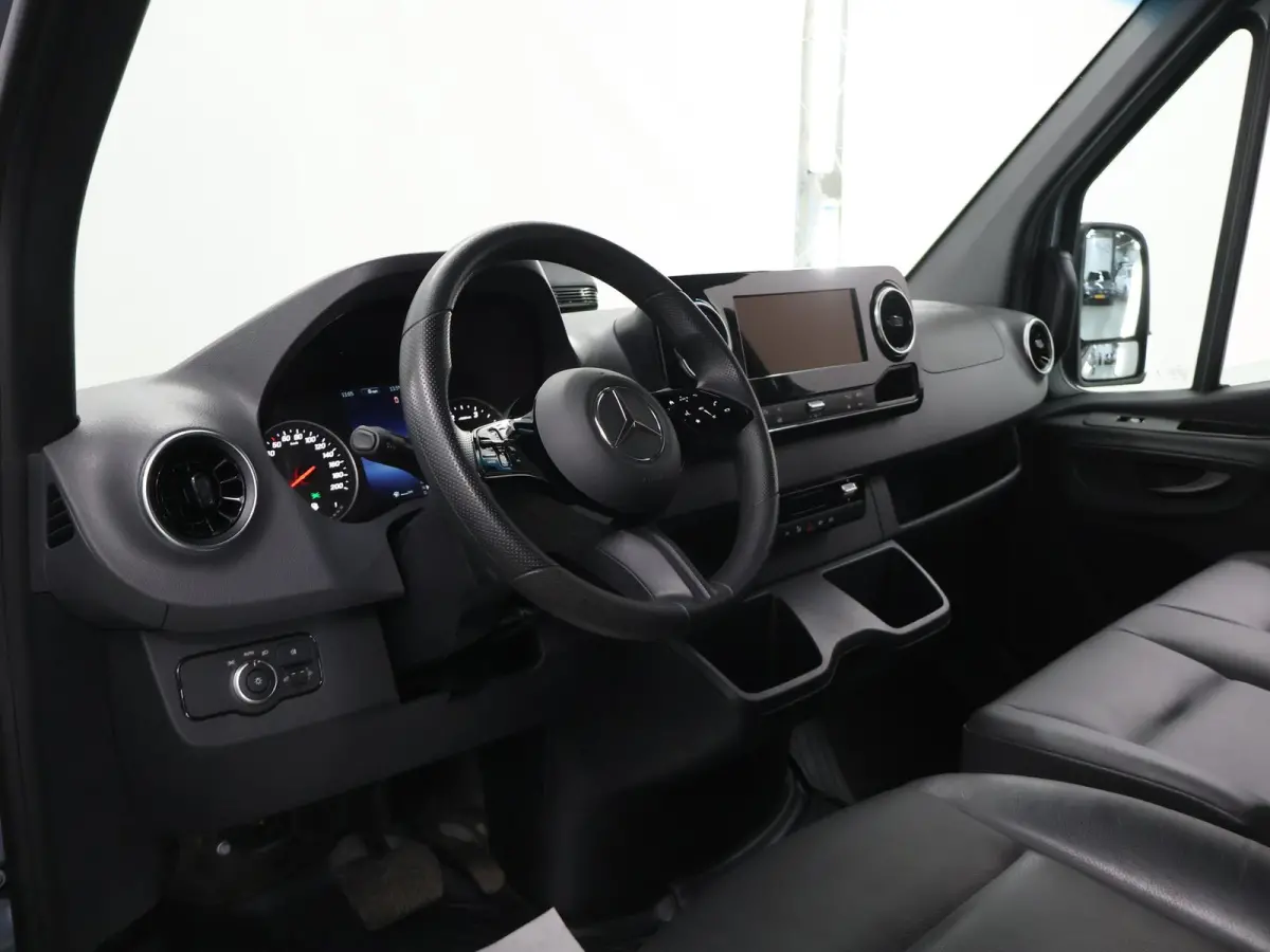 317 CDI | Aut. | L2 H2 | Pro | | Achteruitrijcamera | Verwarmde Comfortstoel Bestuurder met Bijrijdersbank | Airco | Apple Carplay/Android Auto | 3500 KG AHW Voorbereiding | Certified |