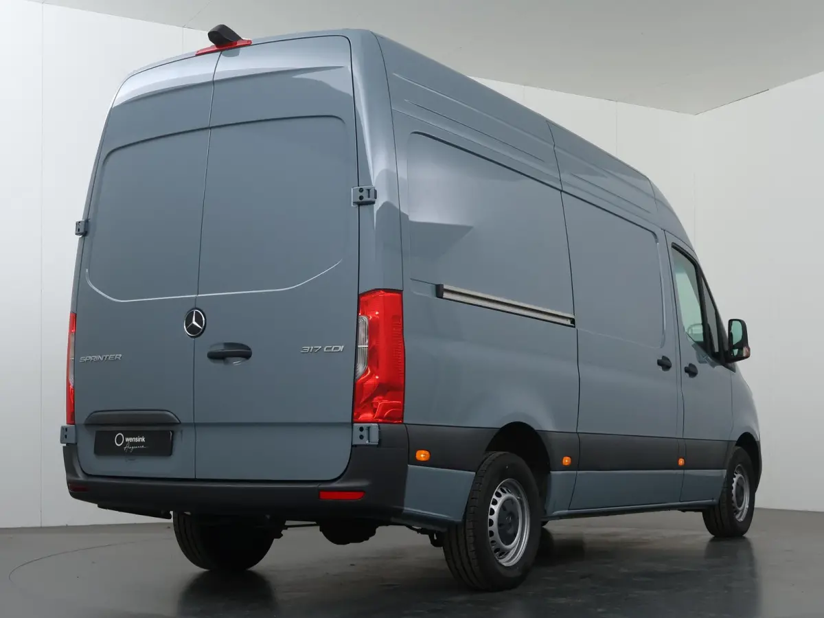 317 CDI | Aut. | L2 H2 | Pro | | Achteruitrijcamera | Verwarmde Comfortstoel Bestuurder met Bijrijdersbank | Airco | Apple Carplay/Android Auto | 3500 KG AHW Voorbereiding | Certified |