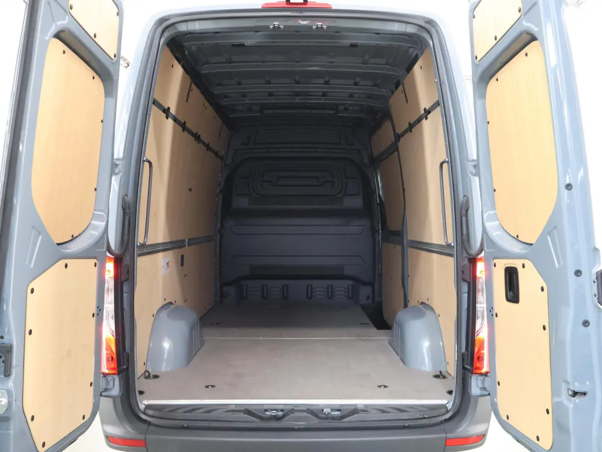 317 CDI | Aut. | L2 H2 | Pro | | Achteruitrijcamera | Verwarmde Comfortstoel Bestuurder met Bijrijdersbank | Airco | Apple Carplay/Android Auto | 3500 KG AHW Voorbereiding | Certified |