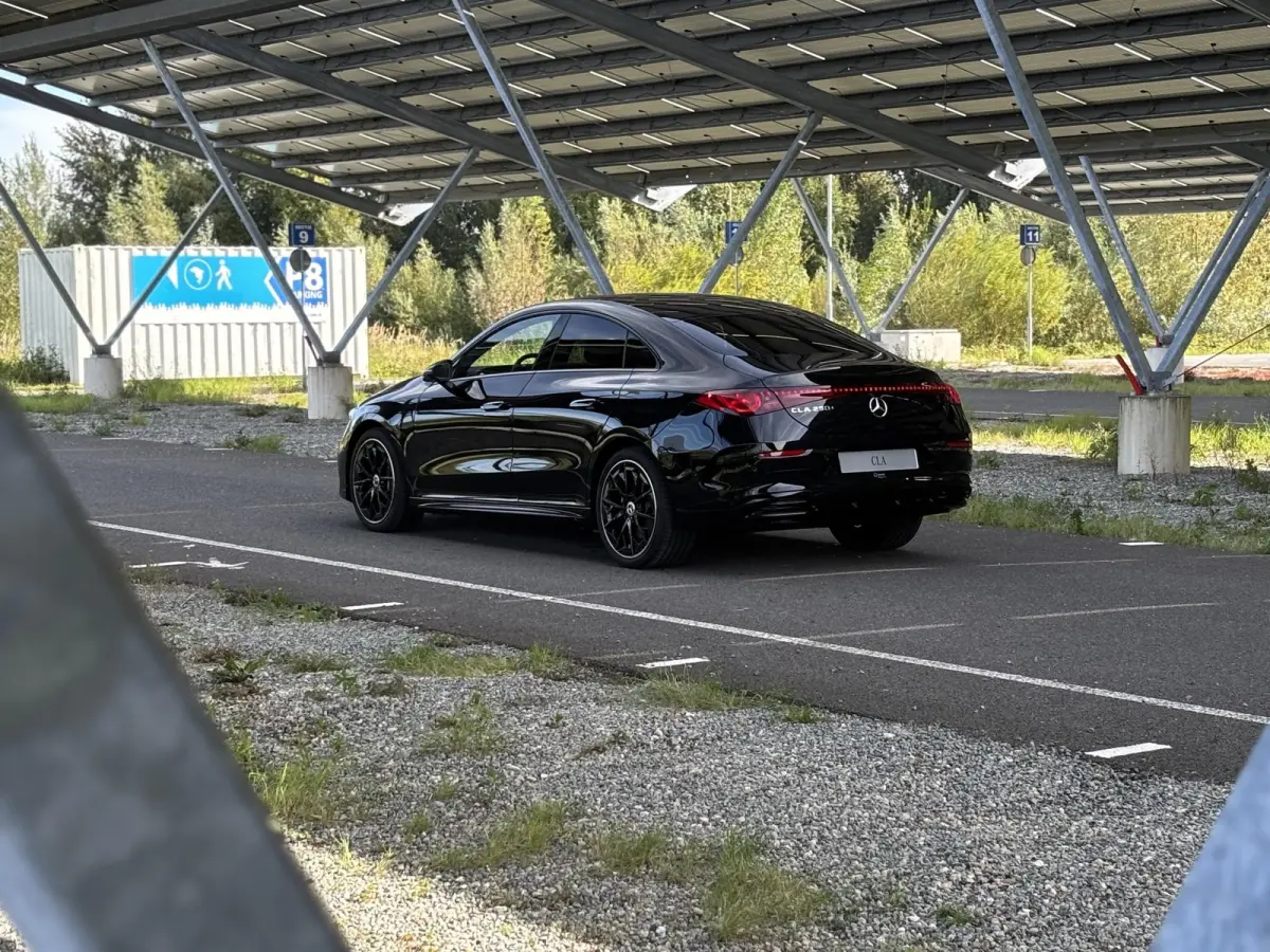 250+ Launch Edition 85.5 kWh | Night | Panoramadak | DISTRONIC | Achteruitrijcamera | Dodehoekassistent |