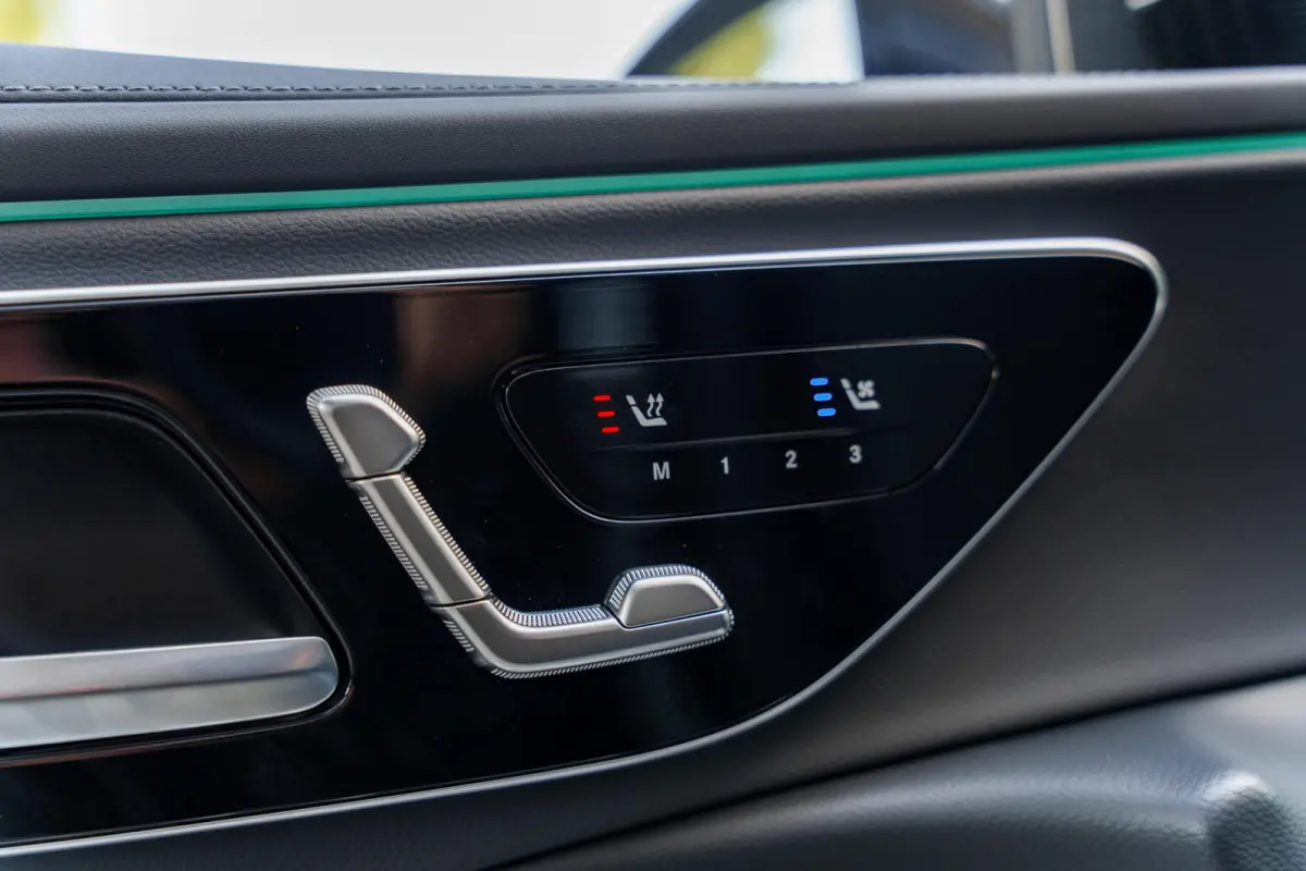 300e Sport Edition | Panoramaschuifdak | Premium plus | Superscreen | Nightpakket | Burmester | Stoelventilatie | Rijassistentiepakket Plus | Head-up display | DISTRONIC |