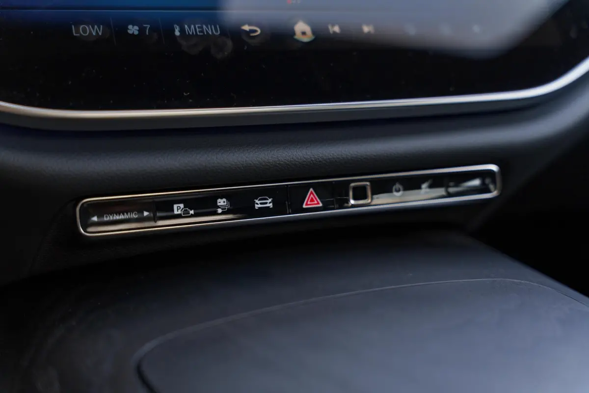 300e Sport Edition | Panoramaschuifdak | Premium plus | Superscreen | Nightpakket | Burmester | Stoelventilatie | Rijassistentiepakket Plus | Head-up display | DISTRONIC |