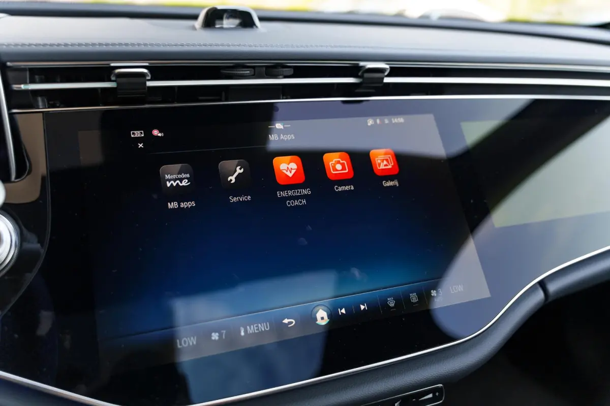 300e Sport Edition | Panoramaschuifdak | Premium plus | Superscreen | Nightpakket | Burmester | Stoelventilatie | Rijassistentiepakket Plus | Head-up display | DISTRONIC |