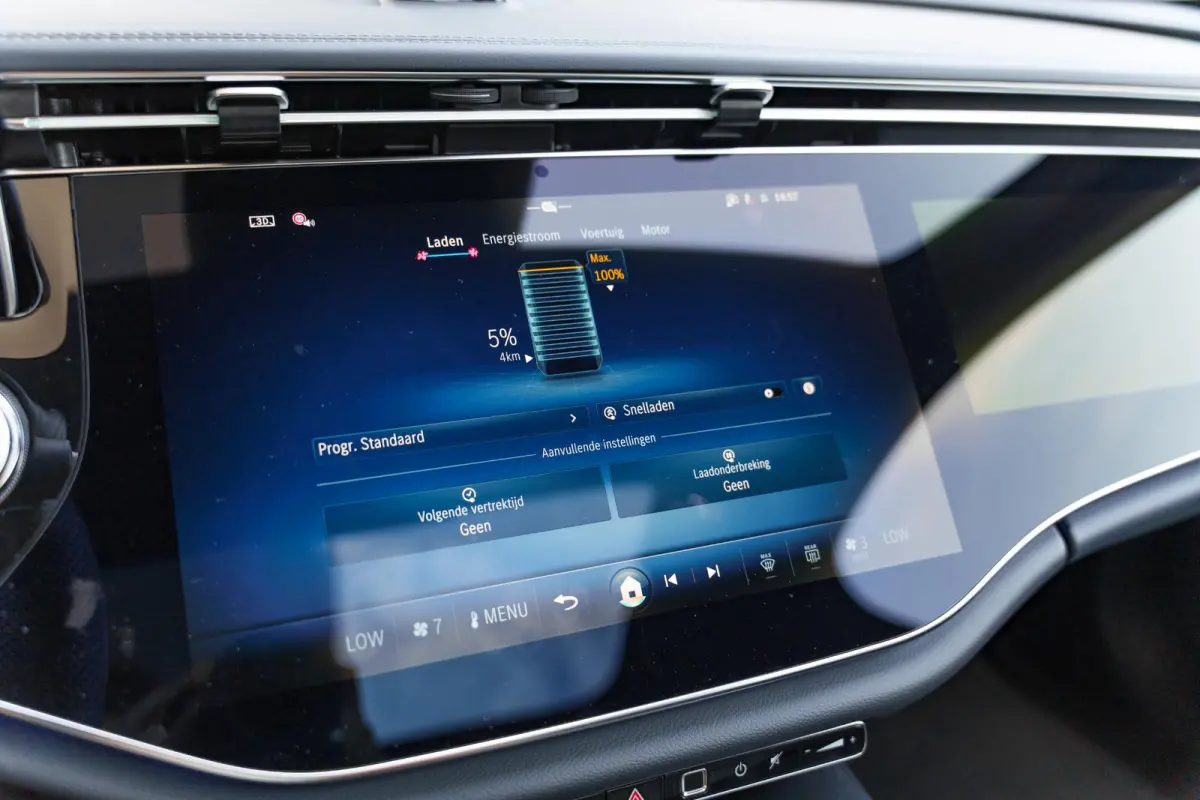 300e Sport Edition | Panoramaschuifdak | Premium plus | Superscreen | Nightpakket | Burmester | Stoelventilatie | Rijassistentiepakket Plus | Head-up display | DISTRONIC |