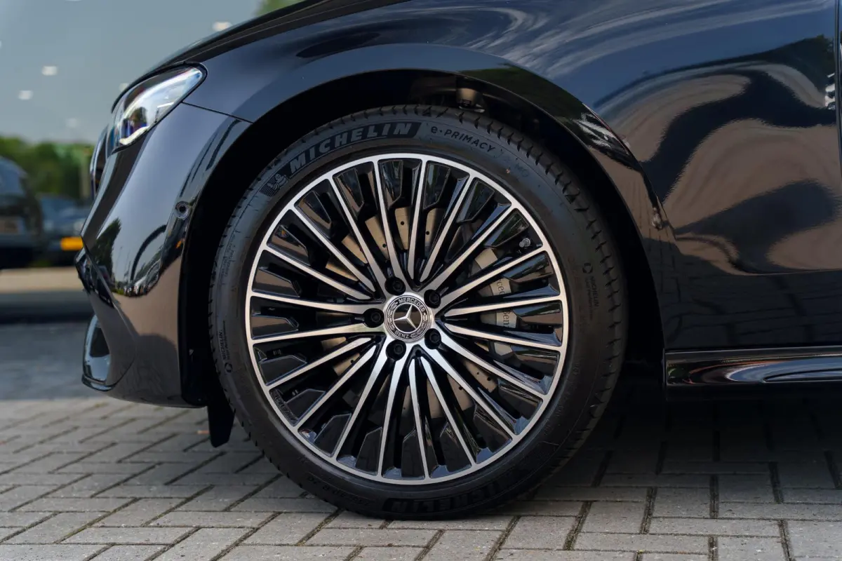 300e Sport Edition | Panoramaschuifdak | Premium plus | Superscreen | Nightpakket | Burmester | Stoelventilatie | Rijassistentiepakket Plus | Head-up display | DISTRONIC |