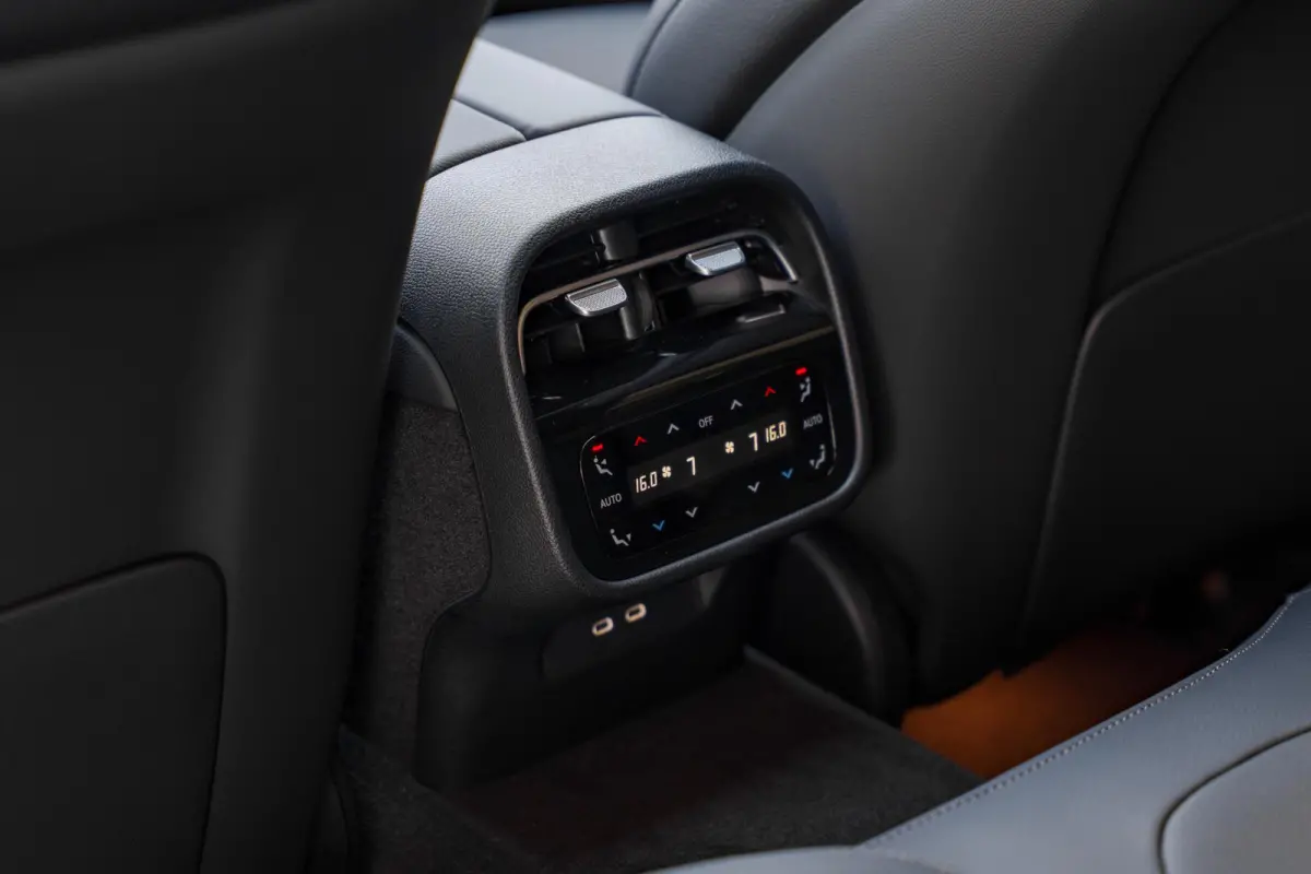 300e Sport Edition | Panoramaschuifdak | Premium plus | Superscreen | Nightpakket | Burmester | Stoelventilatie | Rijassistentiepakket Plus | Head-up display | DISTRONIC |