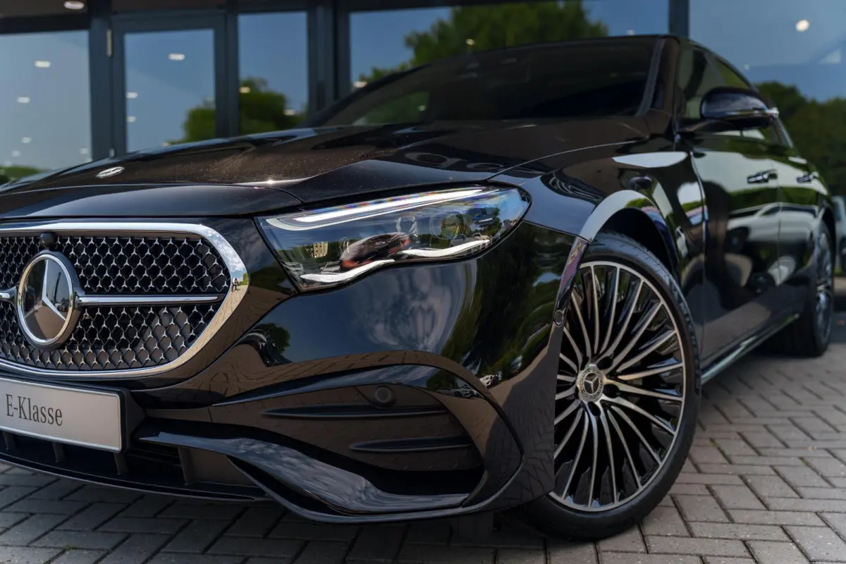 300e Sport Edition | Panoramaschuifdak | Premium plus | Superscreen | Nightpakket | Burmester | Stoelventilatie | Rijassistentiepakket Plus | Head-up display | DISTRONIC |