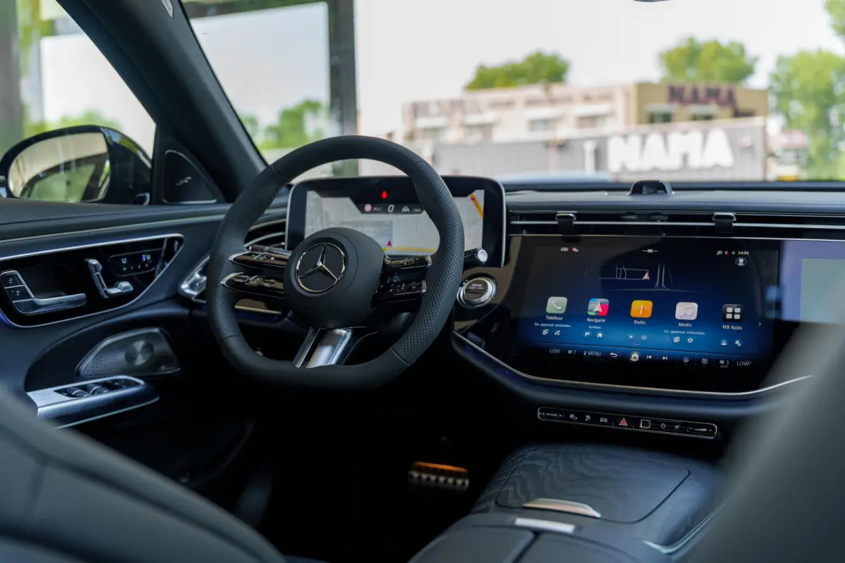 300e Sport Edition | Panoramaschuifdak | Premium plus | Superscreen | Nightpakket | Burmester | Stoelventilatie | Rijassistentiepakket Plus | Head-up display | DISTRONIC |