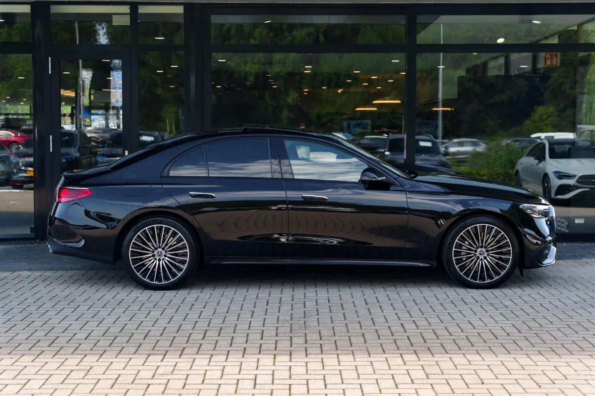 300e Sport Edition | Panoramaschuifdak | Premium plus | Superscreen | Nightpakket | Burmester | Stoelventilatie | Rijassistentiepakket Plus | Head-up display | DISTRONIC |