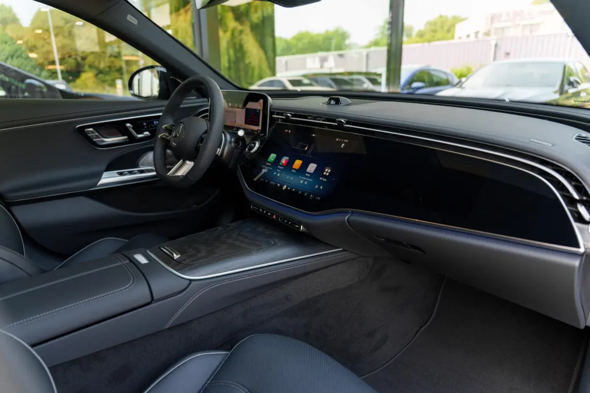 300e Sport Edition | Panoramaschuifdak | Premium plus | Superscreen | Nightpakket | Burmester | Stoelventilatie | Rijassistentiepakket Plus | Head-up display | DISTRONIC |