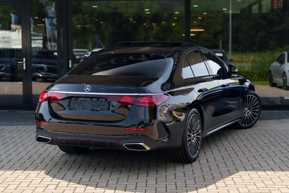 300e Sport Edition | Panoramaschuifdak | Premium plus | Superscreen | Nightpakket | Burmester | Stoelventilatie | Rijassistentiepakket Plus | Head-up display | DISTRONIC |