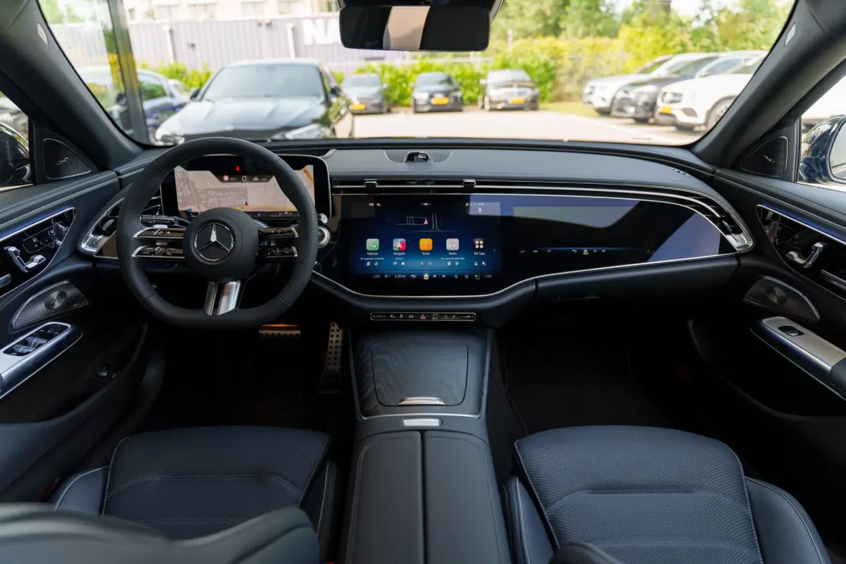 300e Sport Edition | Panoramaschuifdak | Premium plus | Superscreen | Nightpakket | Burmester | Stoelventilatie | Rijassistentiepakket Plus | Head-up display | DISTRONIC |