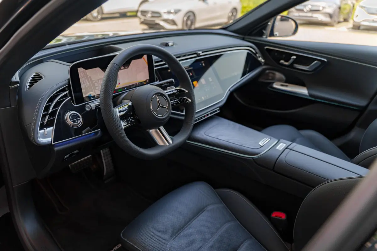 300e Sport Edition | Panoramaschuifdak | Premium plus | Superscreen | Nightpakket | Burmester | Stoelventilatie | Rijassistentiepakket Plus | Head-up display | DISTRONIC |